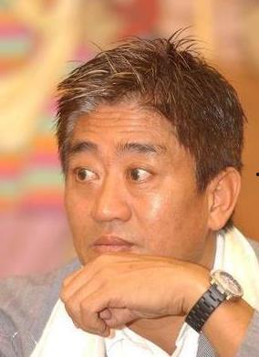 柯受良吃瓜看娱乐圈